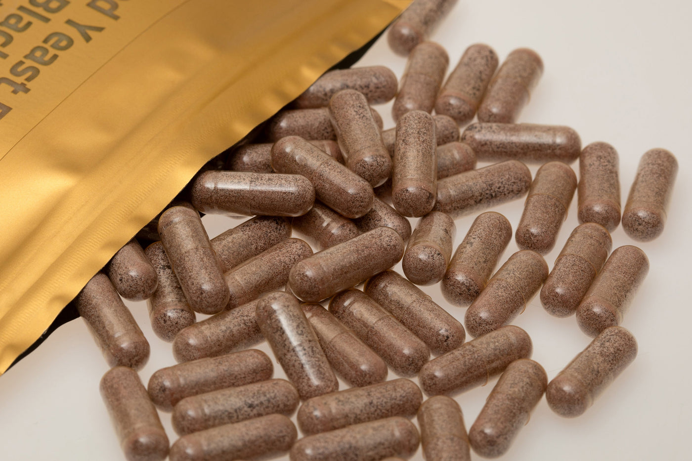 Lievito di riso rosso con aglio nero, astaxantina e vitamine B6 e B12